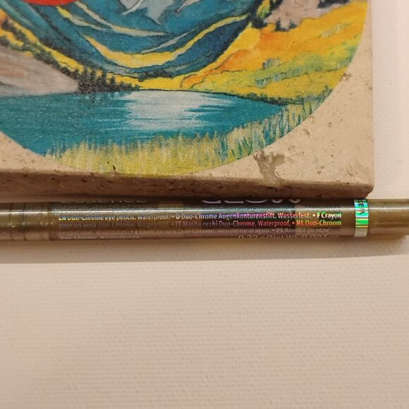 Essence Meta Glow Duo-Chrome Eye Pencil - 03 Galactic Chrome - Picture 8 of 9